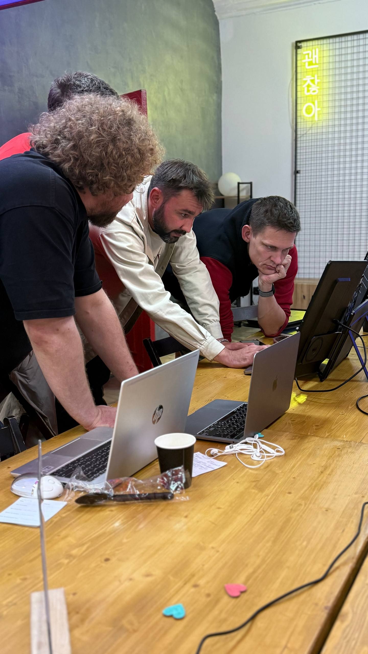 Группа у ноутбука