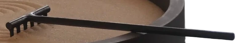 Маленькие грабли над песком в чаше