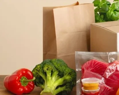 Крафт-пакеты с овощами, зеленью и вакуумной упаковкой рыбы