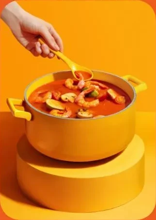 Жёлтая кастрюля с томатным супом с креветками