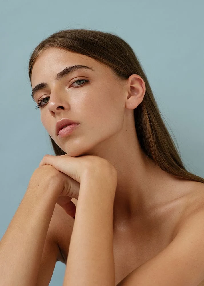 Естественные брови и лаконичный beauty-образ