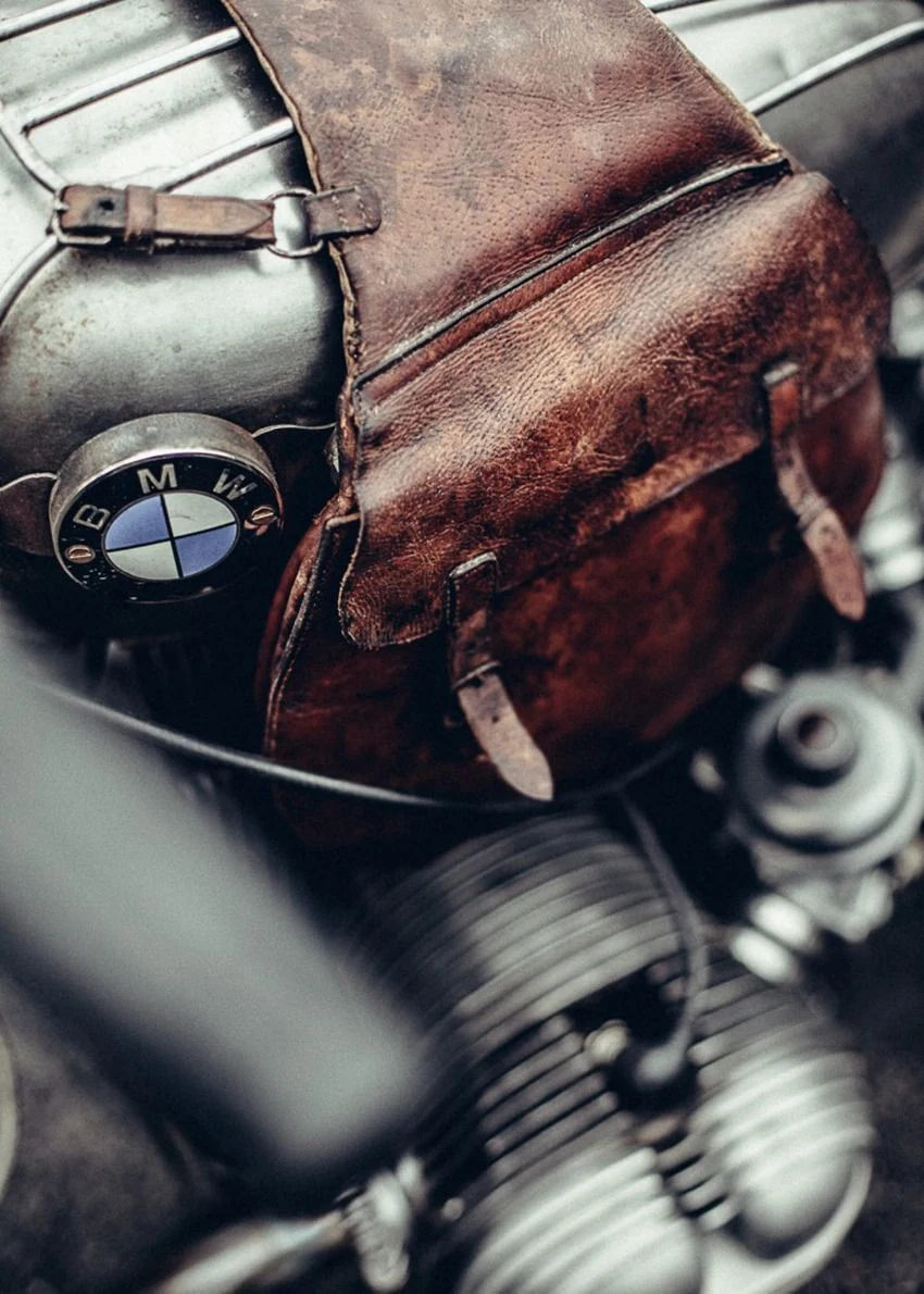 Винтажный бак BMW и металлические детали двигателя
